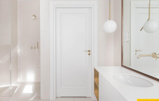 Biệt thự màu sáng được trang trí với sự đơn giản và khí chất thanh lịch